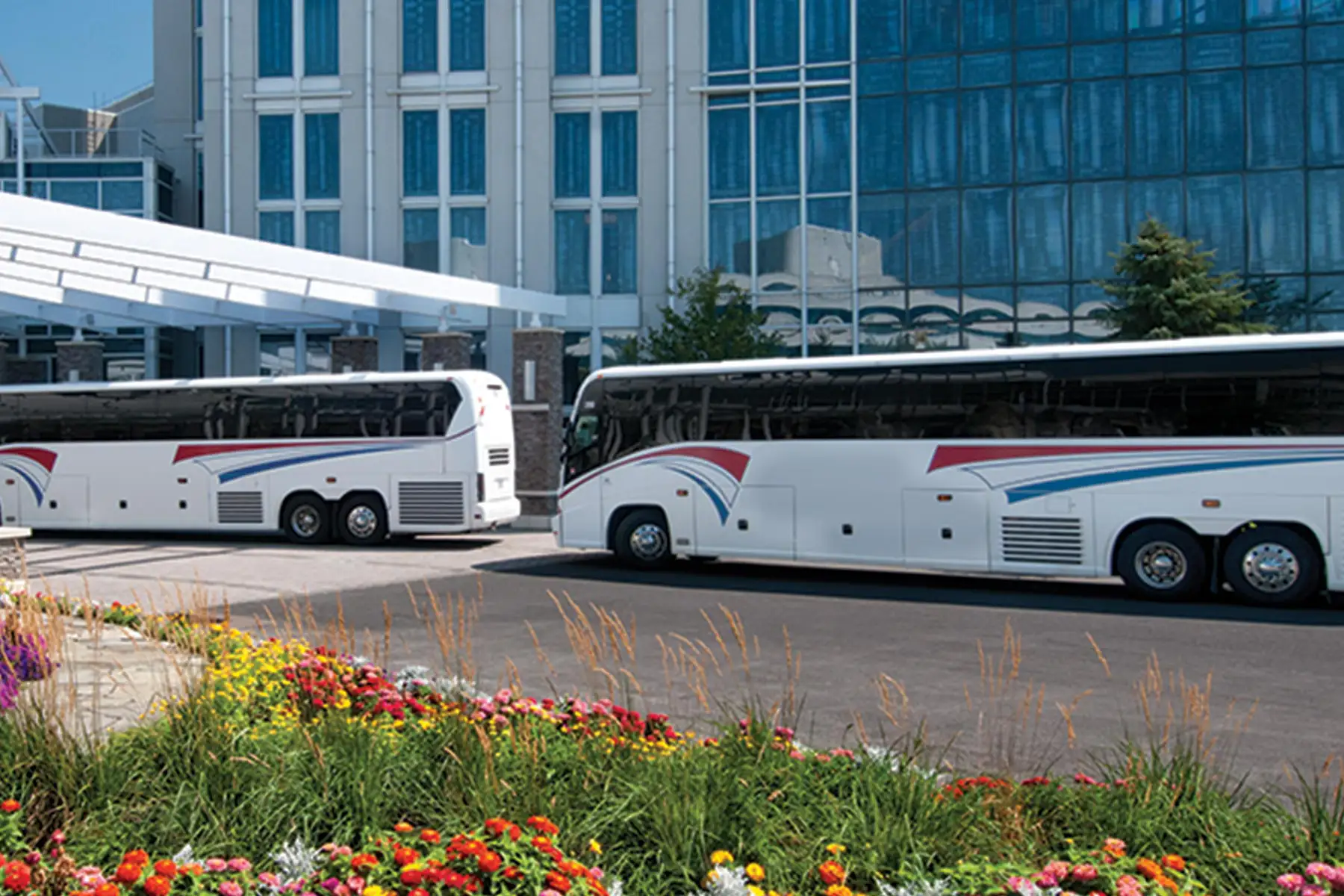 Tour busses dropping off passengers at Turning Stone Resort Casino 