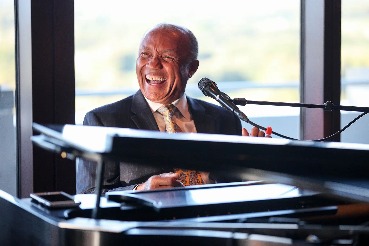 Ronnie Leigh at piano